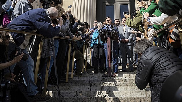 Pedseda americk Snmovny reprezentant, republikn Mike Johnson, pi sv ei na Kolumbijsk univerzit v New Yorku. elil buen a pokikovn propalestinskch demonstrant. (24. dubna 2024)