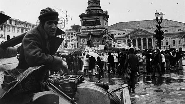 Lidé po úspném pevratu v centru Lisabonu (1. kvtna 1974)