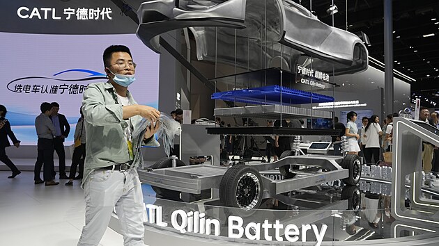 Expozice dodavatele bateri pro elektromobily CATL na autosalonu v Pekingu.