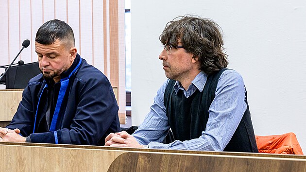 Obalovan Vladimir Lichutin (vpravo) v jednac sni Okresnho soudu v Teplicch.