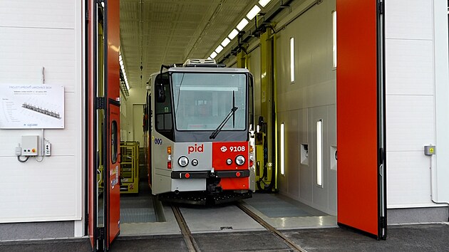 Prask dopravn podnik otevel nov 120 metr dlouh lakovac box pro tramvaje