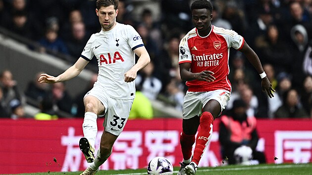 Kídelník Bukayo Saka z Arsenalu (vpravo) a Ben Davies z Tottenhamu