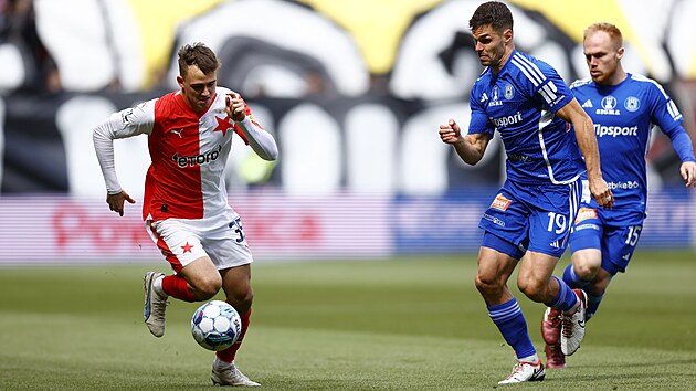 Sl�vistick� k��deln�k Mat�j Jur�sek (vlevo) vede m�� v utk�n� proti Olomouci.