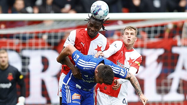 Sl�vistick� stoper Igoh Ogbu (vlevo) hlavi�kuje vedle spoluhr��e Davida Zimy v utk�n� proti Olomouci.