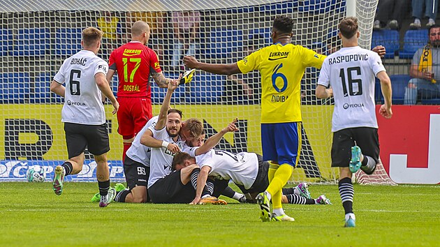 Karvintí fotbalisté se radují z gólu Martina Regáliho v utkání proti Zlínu.