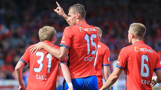 Fotbalisté Plzn se radují z gólu, který vstelil Tomá Chorý.