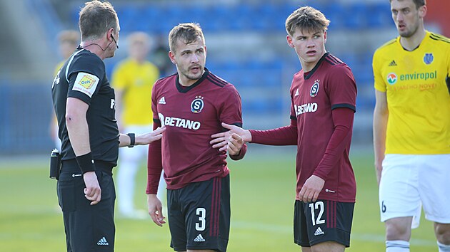 Fotbalisté sparanského béka Petr Hodou a Roman Mokrovics diskutují s...