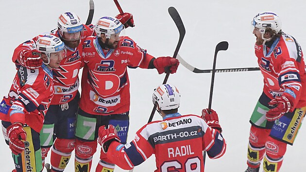 Pardubití hokejisté se radují z gólu Martina Kauta.