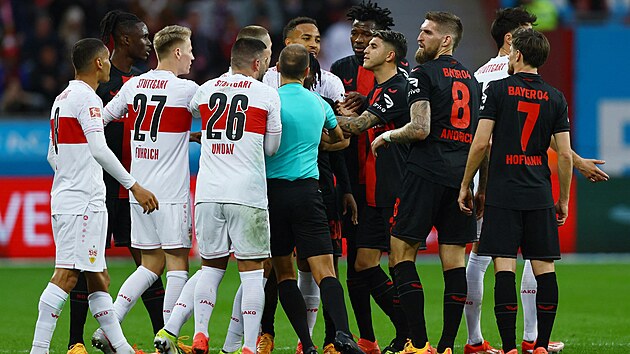 Fotbalisté Bayeru Leverkusen a Stuttgartu v roztrce bhem vzájemného utkání