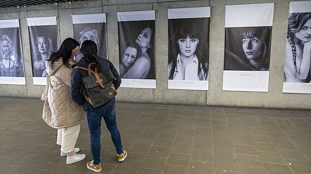 Z betonov se stny v podchodu u nmst Prce se stala vstavn plocha s fotografickmi portrty en. (duben 2023)