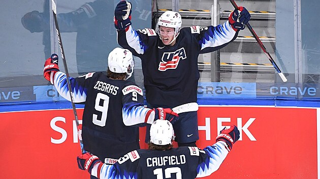 Mat Boldy (zepedu), Trevor Zegras a Cole Caufield slaví gól Amerian.