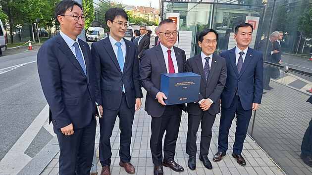 Veden� jihokorejsk� spole�nosti KHNP odevzdalo aktualizovan� dodatek k p�vodn� nab�dce na stavbu jadern�ch blok� v �esku. (29. dubna 2024)