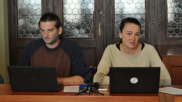 Tiskov konference LOL, na snmku Jindich Felcman a Zuzana Kocumov (22. dubna 2024)