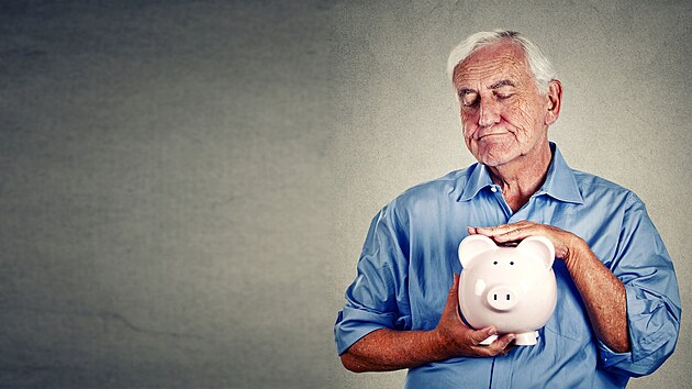 Češi si průměrně na důchod odkládají 2200 korun, většinou do penzijního spoření