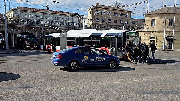 Cestujc pomhali vrtit trolejbus do provozu, sami si ho odtlaili
