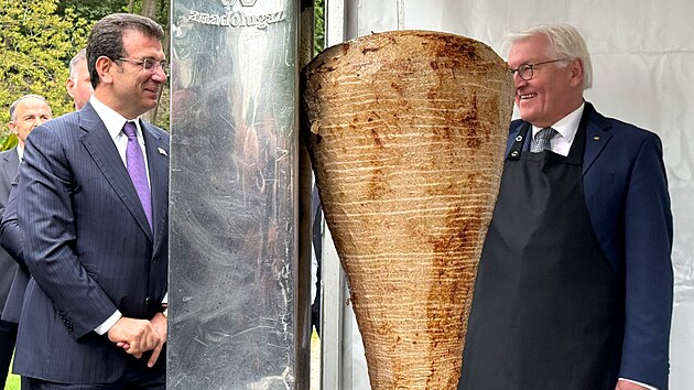 Nmeck prezident Frank-Walter Steinmeier si na nvtvu Turecku pivezl vlastn kebab. Na nmeckm velvyslanectv v Istanbulu jej pomhal porcovat. (22. dubna 2024)