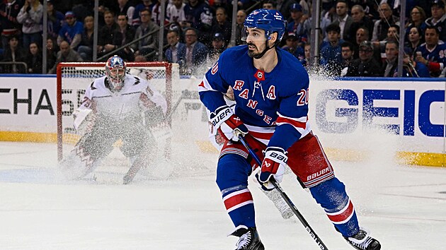 Úto�ník New York Rangers Chris Kreider kontroluje puk b�hem druhého utkání...