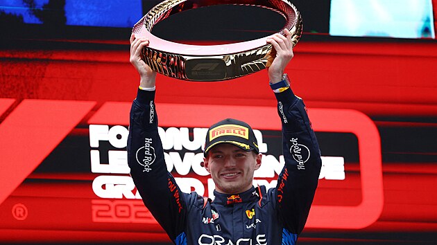 Max Verstappen s trofej pro vtze Velk ceny ny.