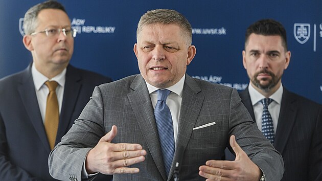 Slovensk premir Robert Fico (uprosted). Za nm stoj ministr financ Ladislav Kamenick (vlevo) a ministr zemdlstv a Richard Tak. (24. dubna 2024)