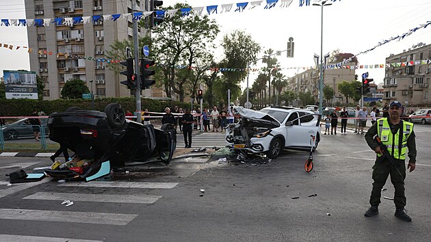 Izraelsk policie vyetuje nehodu ministra nrodn bezpenosti Itamara Ben Gvira ve mst Ramla. (26. dubna 2024)