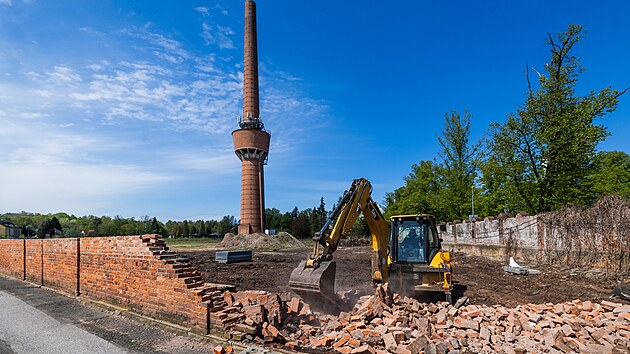 Stavba nové obchodní zóny ve Dvoe Králové nad Labem. Bagry u zbouraly ást...