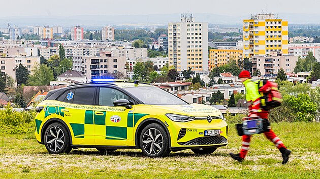 Zdravotnick zchrann sluba Kralovhradeckho kraje vyuv nov elektromobil Volkswagen ID.4 GTX.