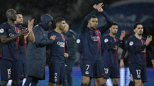 Fotbalisté Paris St. Germain v ele s Kyllianem Mbappém se radují z vítzství...