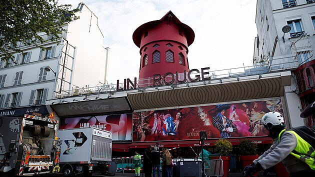 V Pai se ztily lopatky ikonickho mlnu z kabaretu Moulin Rouge. (25. dubna 2024)