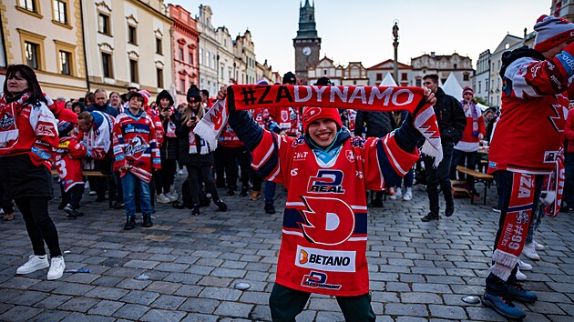 Pardubick hokejov klub pod bhem finle projekce zpas na Perntnskm nmst. Vyuvaj ji stovky fanouk. (23. dubna 2024)