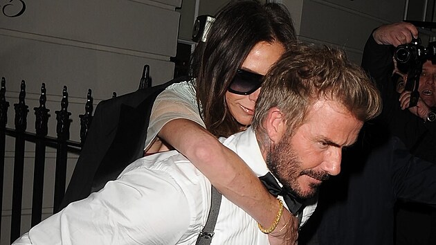 David Beckham odnesl oslavenkyni na zádech (21. dubna 2024)