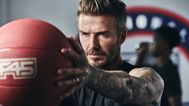 David Beckham propagoval znaku F45. Nyní aluje její majitele, vetn herce...