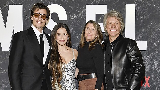 Jon Bon Jovi s manelkou Dorotheou, synem Jakem a jeho snoubenkou Millie Bobby Brownovou (bezen 2024)