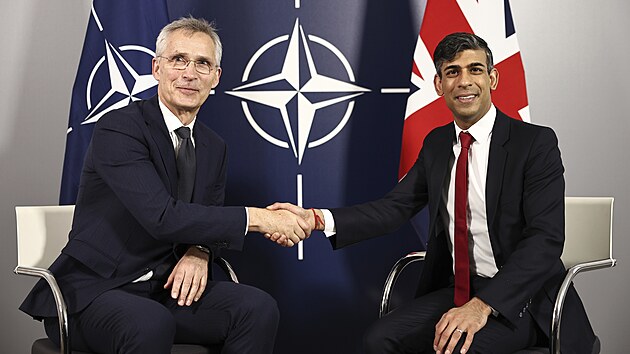 Britsk premir Rishi Sunak spolu s generlnm tajemnkem NATO Jensem Stoltenbergem pi setkn ve Varav (23. dubna 2024)