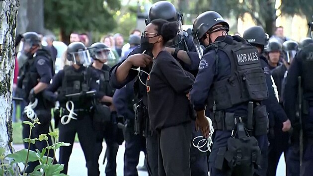 Policie zatkala propalestinsk demonstranty na americkch univerzitch