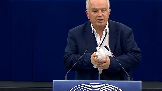 Rozruch v Europarlamentu, slovensk europoslanec vypustil holubici mru