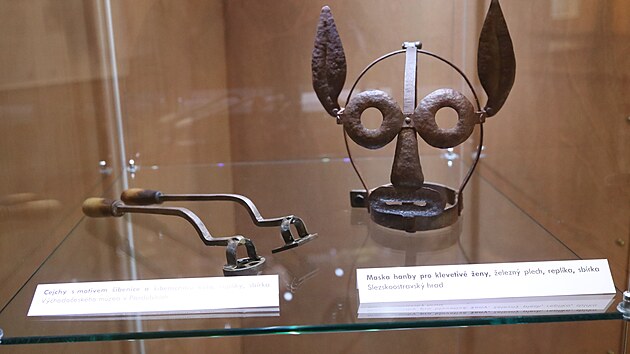 Bloveck muzeum pipravilo vstavu o trestnm prvu v dob od 16. do 18. stolet. Nvtvnci uvid i masku, kter se za trest nasazovala klevetivm enm.