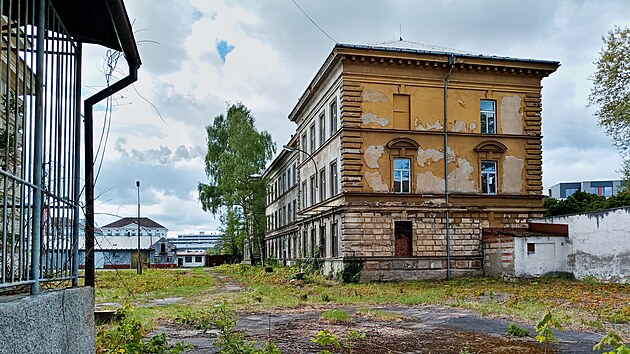 Po roce 1918 byly kasrny pejmenovny na ikovy kasrny. Od roku 1920 zde byl dislokovn 1. eskoslovensk steleck pluk Mistra Jana Husi eskoslovenskch legi, kter byl pejmenovn na P pluk 1. V roce 1927 zde byl odhalen Zborovsk pomnk kter stl na prostranstv ped zpadn budovou.