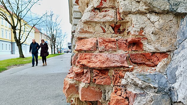 Zejmna pi pohledu zven je vidt, e kasrna potebuj rychl stavebn zsah.