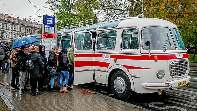 Od klubu Fabrika se na Rudolfov astnci svezli historickmi autobusy. Na snmku je koda 706 RTO De Luxe. Pistaven byl i bus koda D 11 a pak i staik Praga RN.
