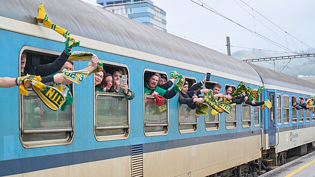 Na utkn s Kladnem veze vsetnsk fanouky speciln vypraven vlak (21. duben 2024)