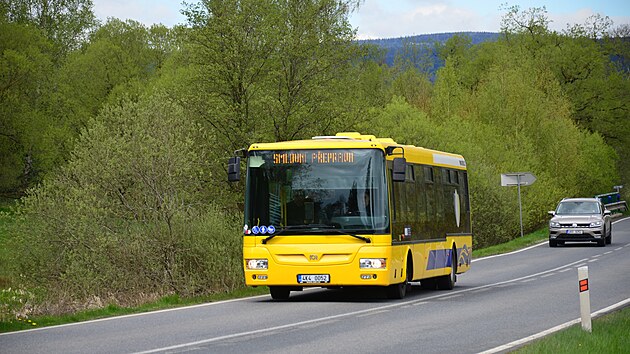 Pouze na jedn stran frekventovan silnice ve Sklch je hned vedle komunikace lidem k dispozici zpevnn plocha, betonov panel. Na druh stran vak musej stt v travnatm pkopu.