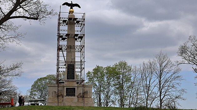 Kov Jakub turc a restaurtor Ji Pavlk usazovali litinovou orlici se zlacenou koul na vrchol zrestaurovanho pamtnku dvou csa v zmeckm parku Kynvart. (23.4.2024)