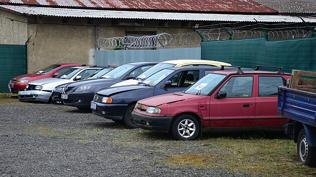 Prvn draba odstavench vozidel se konala na odtahovm parkoviti v karlovarskch Tuhnicch. (23.4.2024)