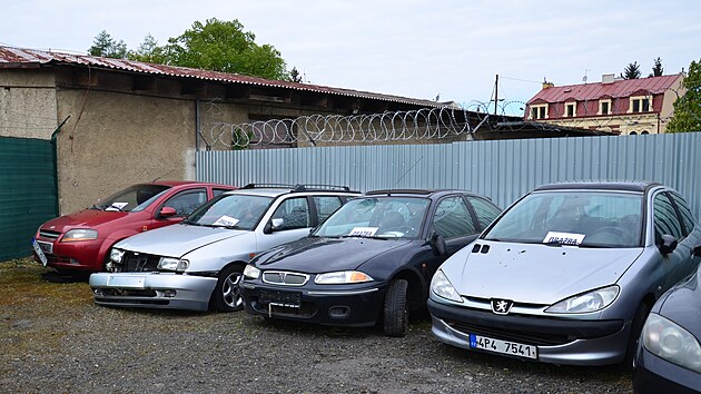Prvn draba odstavench vozidel se konala na odtahovm parkoviti v karlovarskch Tuhnicch. (23.4.2024)