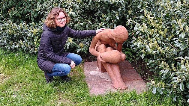 Restaurátorka Helena Jahodová u opravené terakotové sochy Dívky se dbánem,...