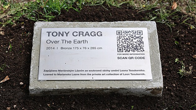 Odhalen sochy Over the Earth (Nad Zem) svtoznmho sochae Tonyho Cragga v Marinskch Lznch. (26.4.2024)