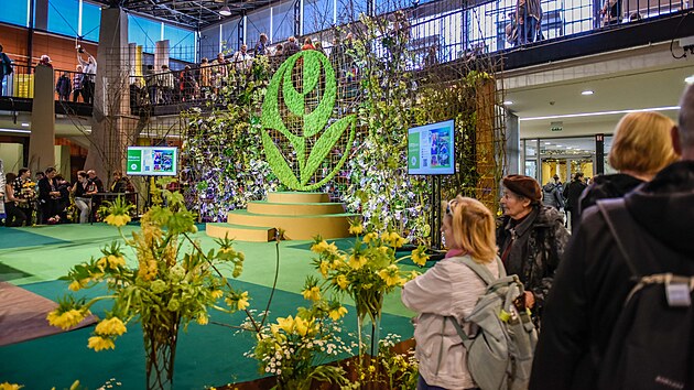 Pohled na hlavn expozici jarn etapy kvtinov vstavy Flora 2023 s podtitulem Krlovstv barev