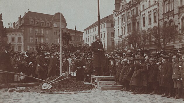 Snímek zachycující sázení lípy Svobody na Horním námstí v Olomouci v roce...