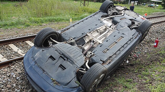 Mlad ofr taenho auta si za jzdy zamkl volant, co vedlo k vyjet ze silnice. Auto skonilo pevrcen na soubn vedoucch kolejch.