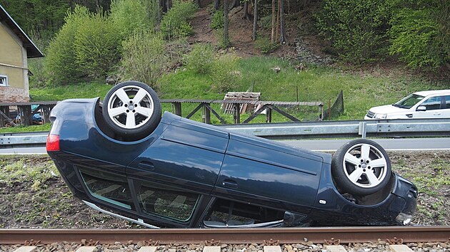 Mlad ofr taenho auta si za jzdy zamkl volant, co vedlo k vyjet ze silnice. Auto skonilo pevrcen na soubn vedoucch kolejch.